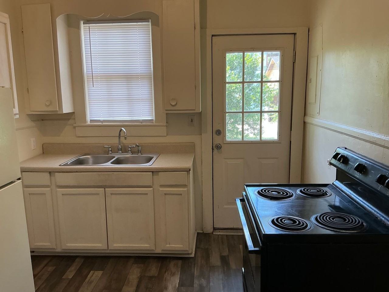 1314 Carswell Ave - Photo 4 of 15