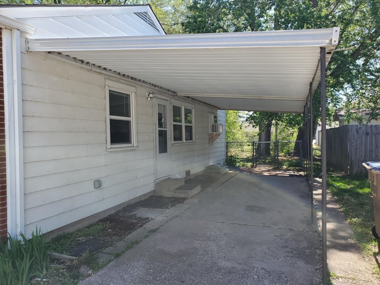 1635 E Evanston St - Photo 2 of 23