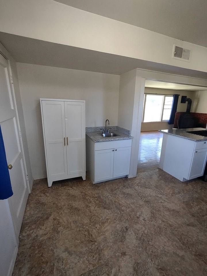 2148 33rd St #B - Photo 2 of 16