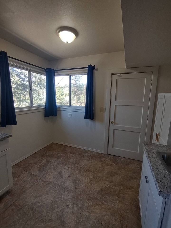 2148 33rd St #B - Photo 3 of 16