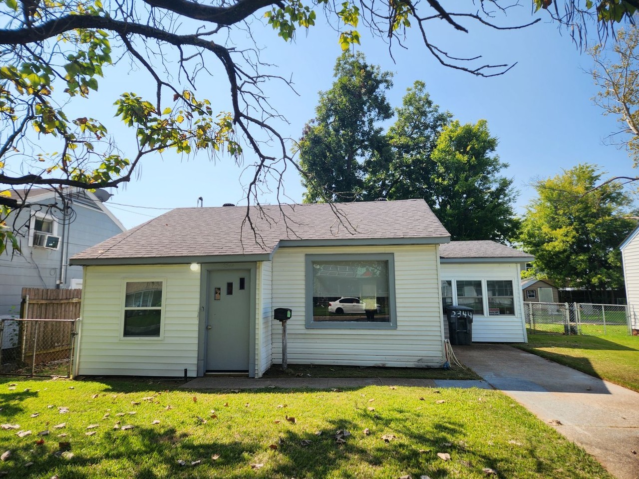 2344 Broadway Dr - Photo 2 of 15
