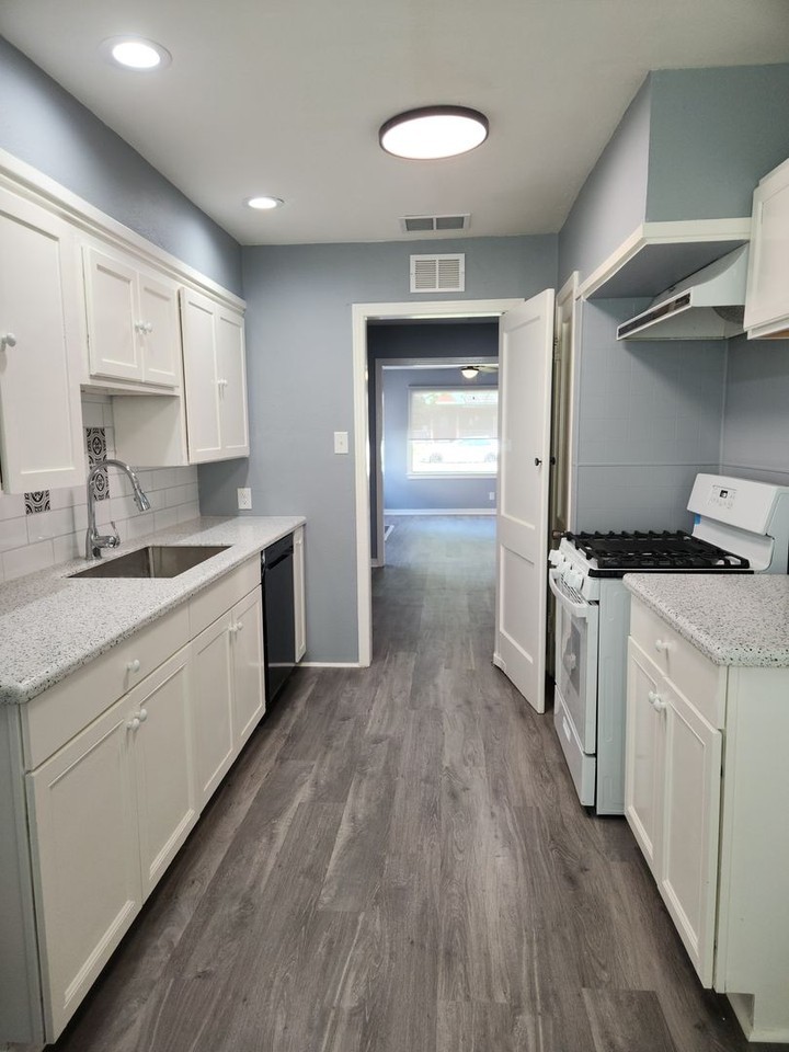 2344 Broadway Dr - Photo 5 of 15
