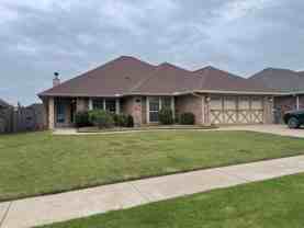 3712 Ne Fieldcrest - Photo 1 of 1