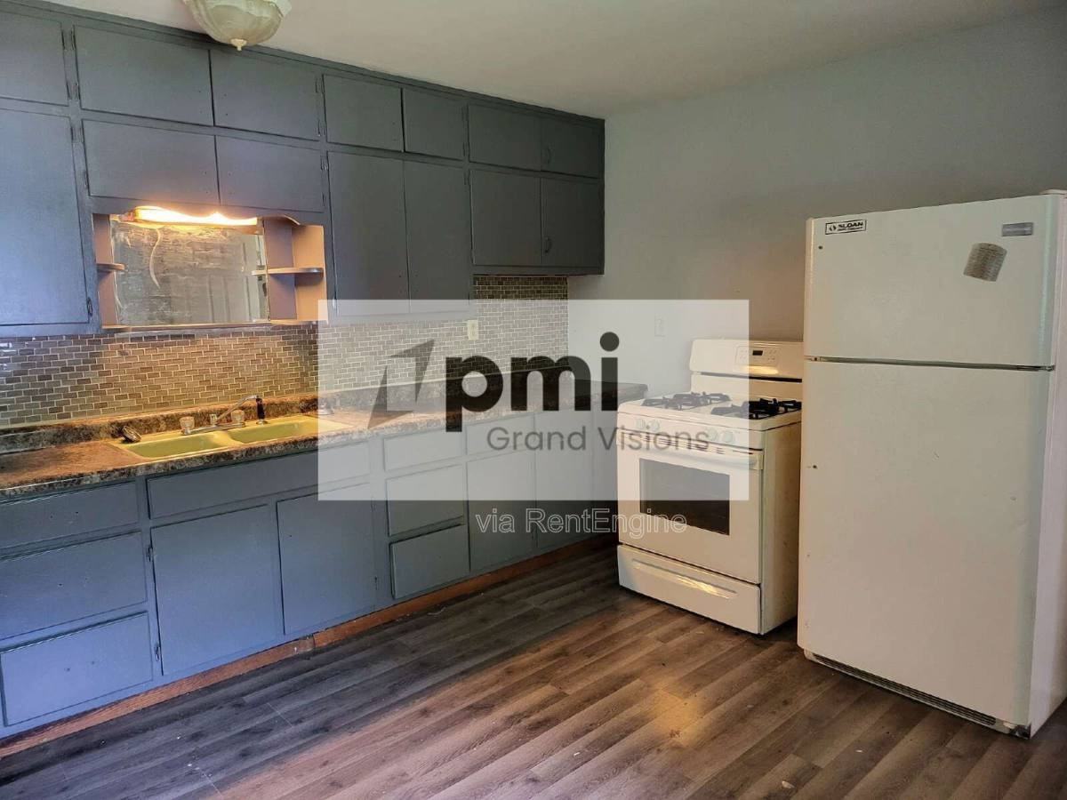 1425 S Fairview Ave - Photo 2 of 10