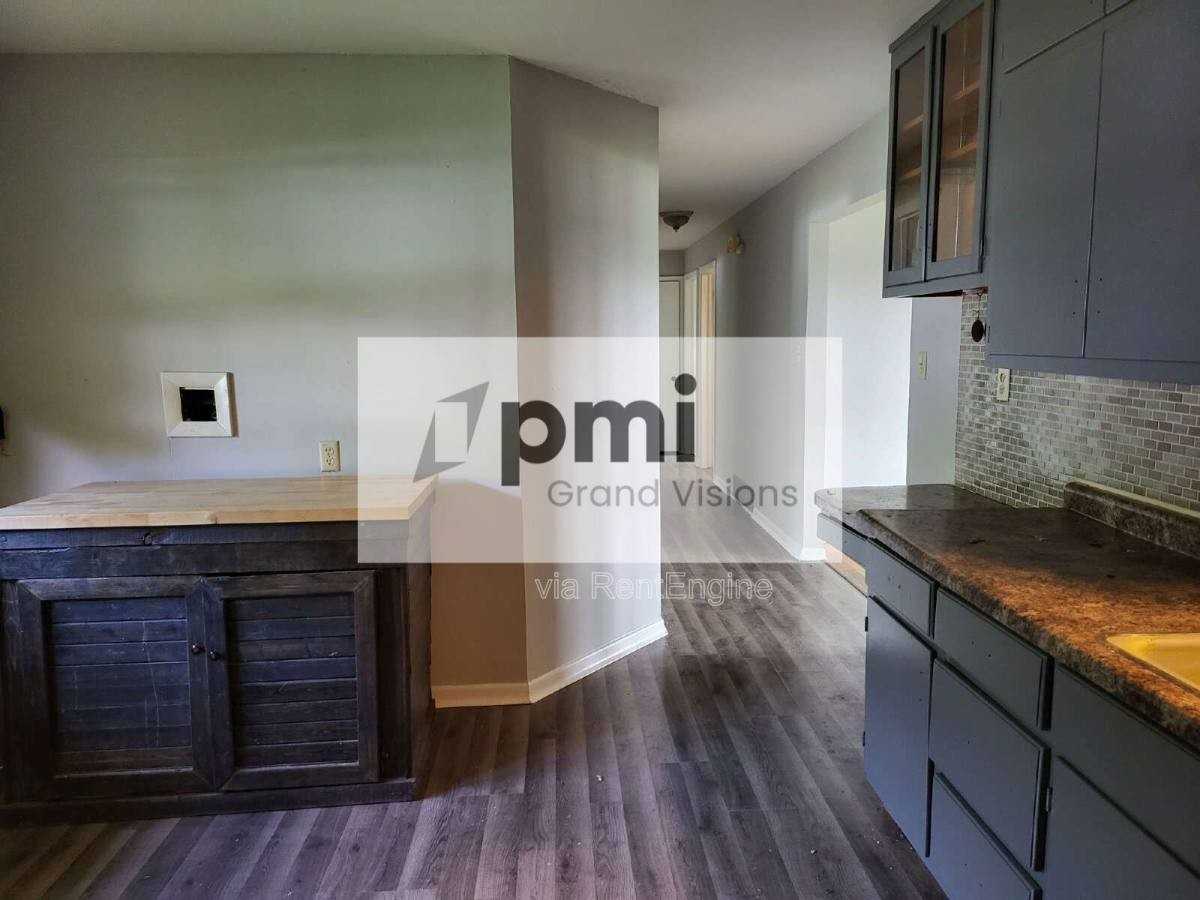 1425 S Fairview Ave - Photo 3 of 10