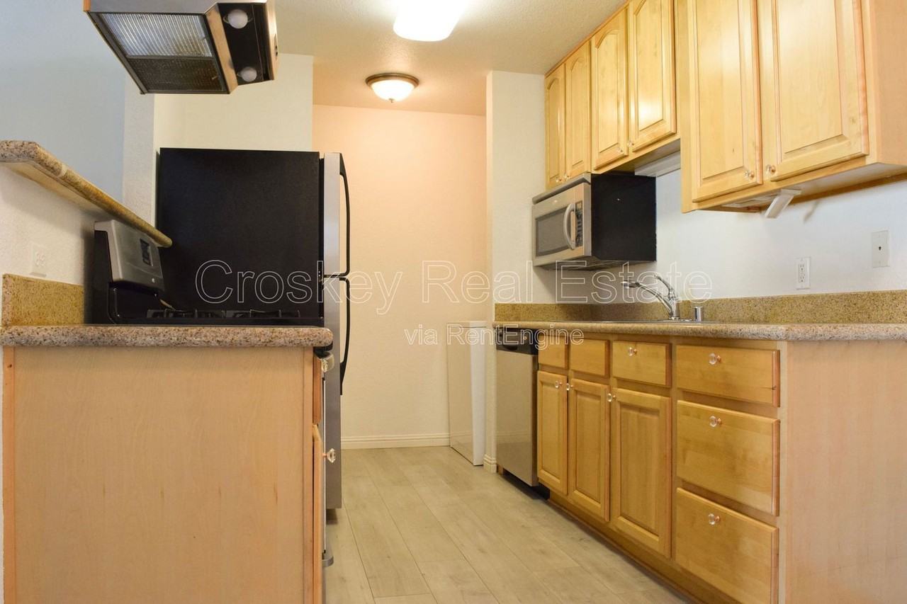 2225 Lakeview Circle - Photo 5 of 14