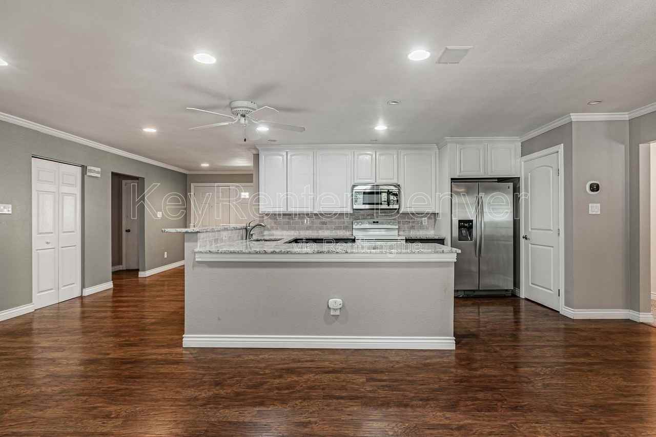 535 S Cody St - Photo 4 of 38