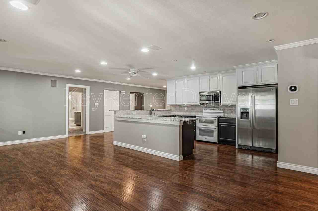 535 S Cody St - Photo 5 of 38