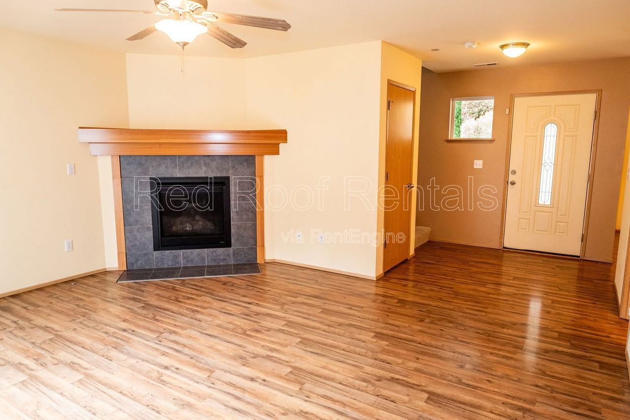 1208 Burnside Pl - Photo 6 of 38