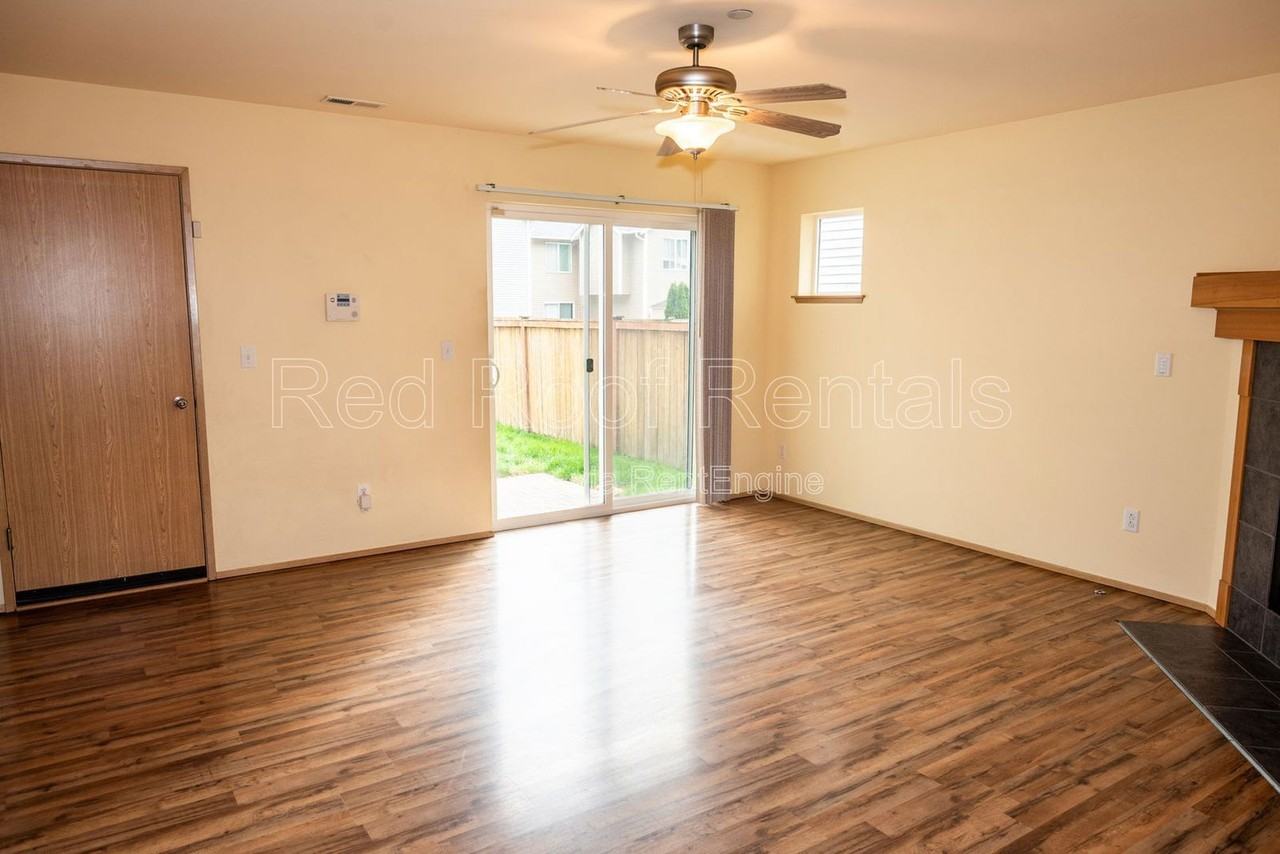 1208 Burnside Pl - Photo 7 of 38