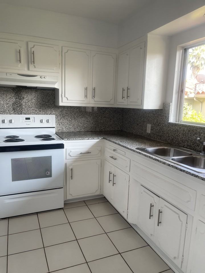 1270 Cordova St - Photo 4 of 9