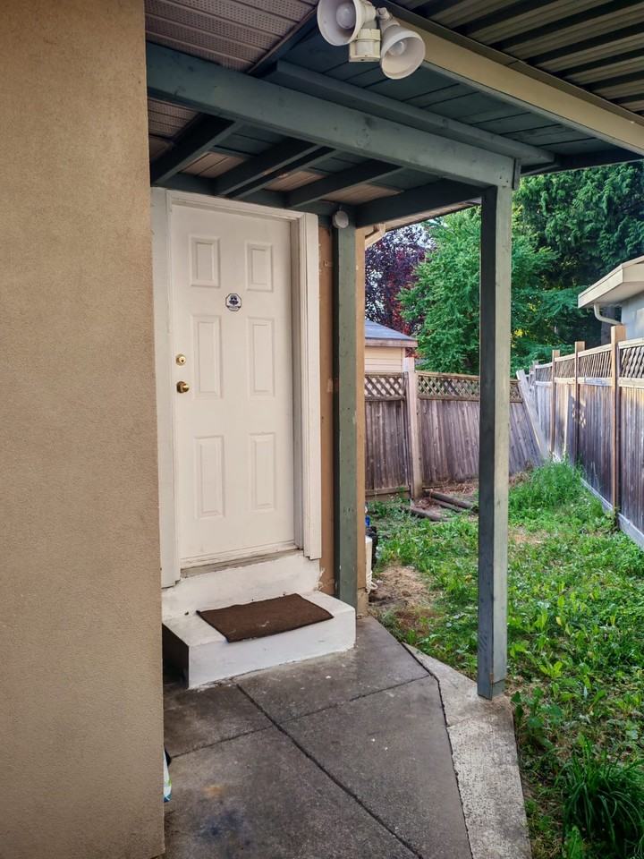 7965 155a St #B - Photo 2 of 7