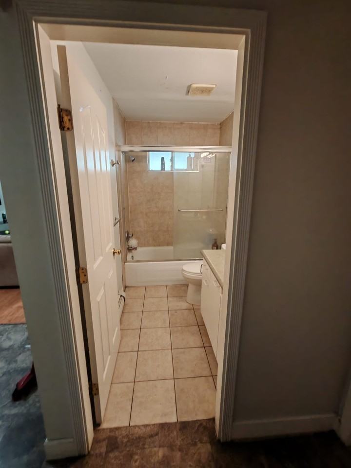 7965 155a St #B - Photo 7 of 7