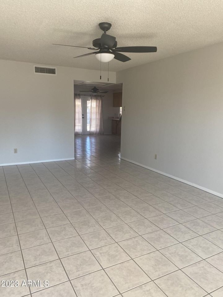 524 W Riviera Dr - Photo 4 of 9