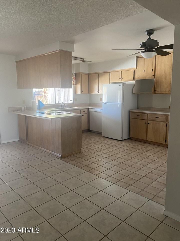 524 W Riviera Dr - Photo 5 of 9