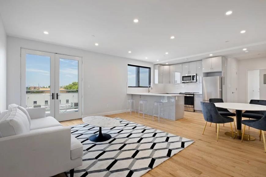 492 Kings Highway - Photo 2 of 10