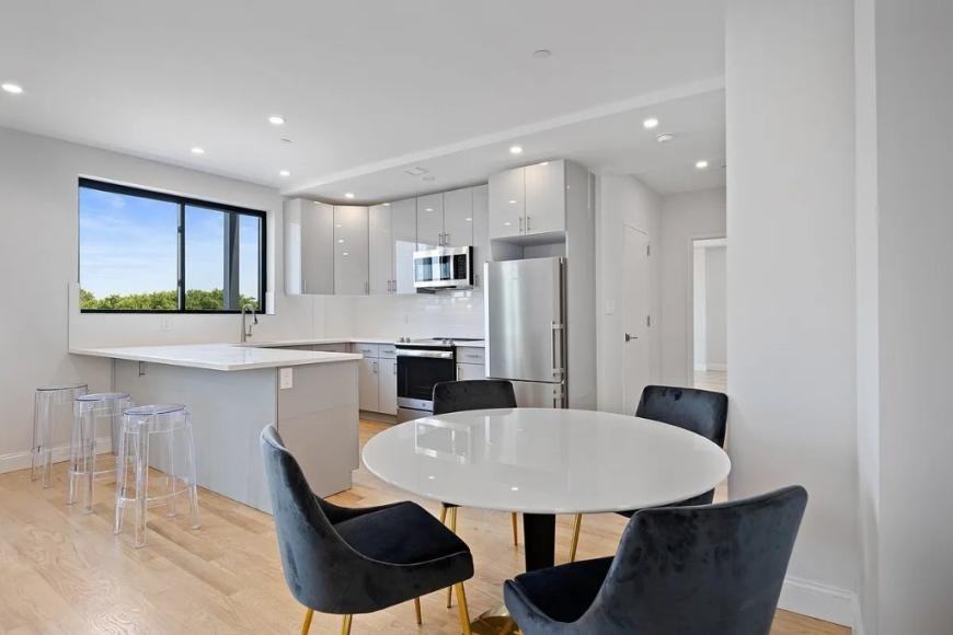 492 Kings Highway - Photo 3 of 10