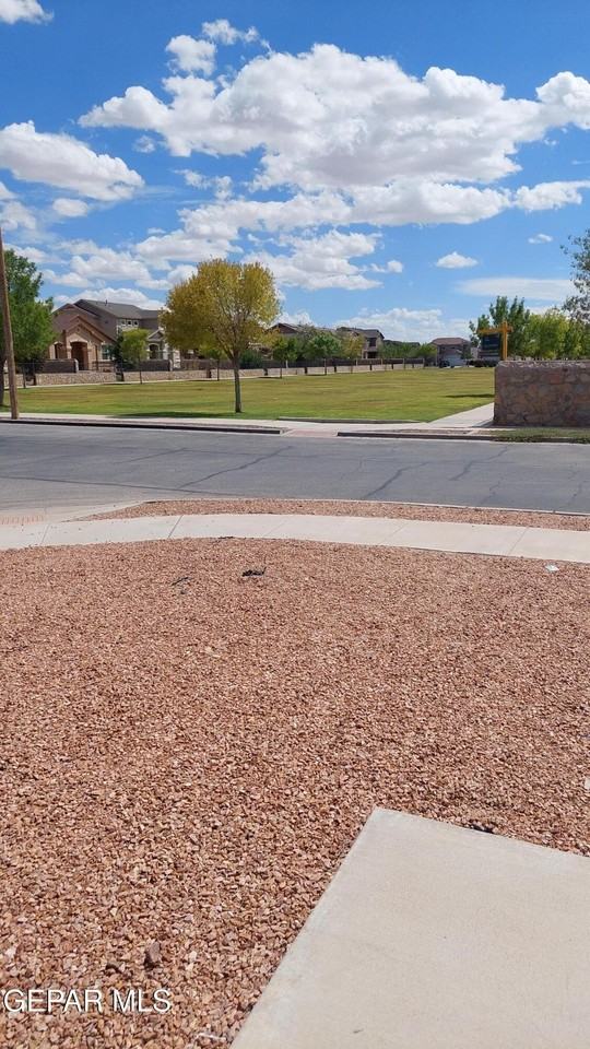 14235 Russ Leach Ave - Photo 3 of 20