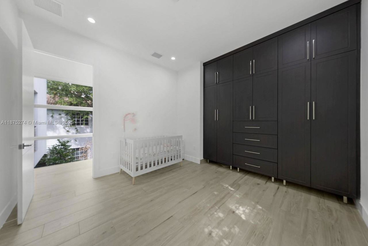 5720 Coral Way - Photo 3 of 8