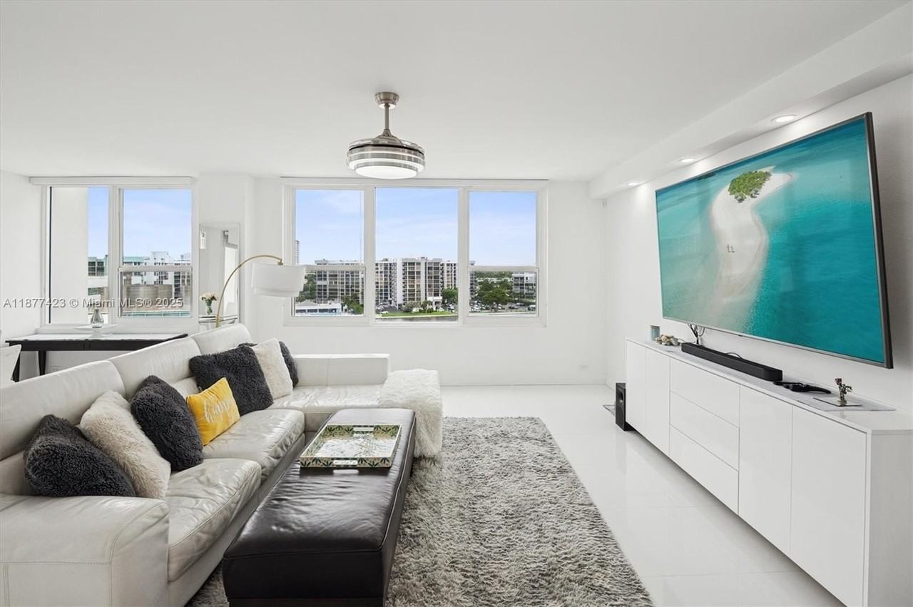 3505 South Ocean Drive #901 - Photo 4 of 21