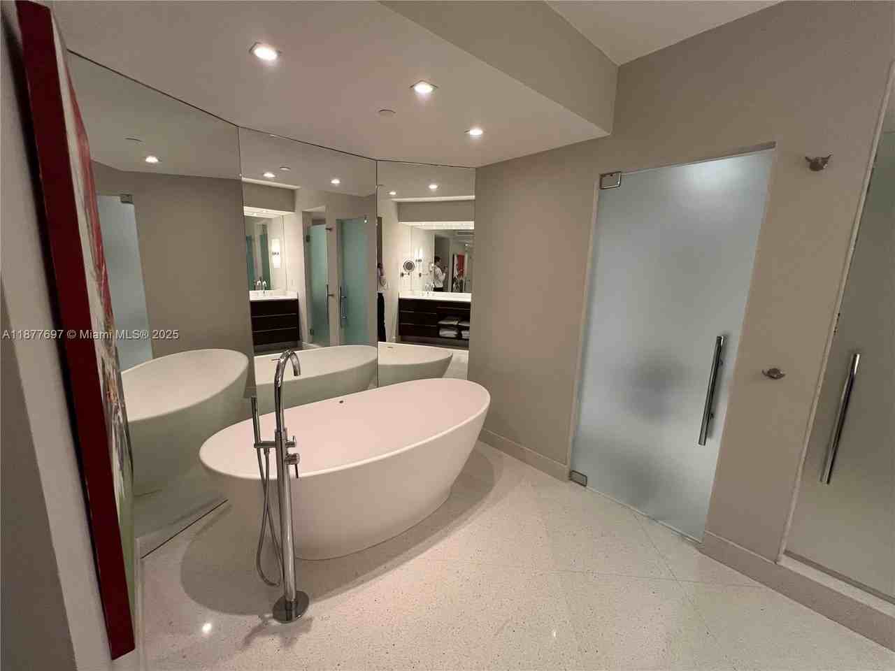 300 S Pointe Dr #2806 - Photo 7 of 50