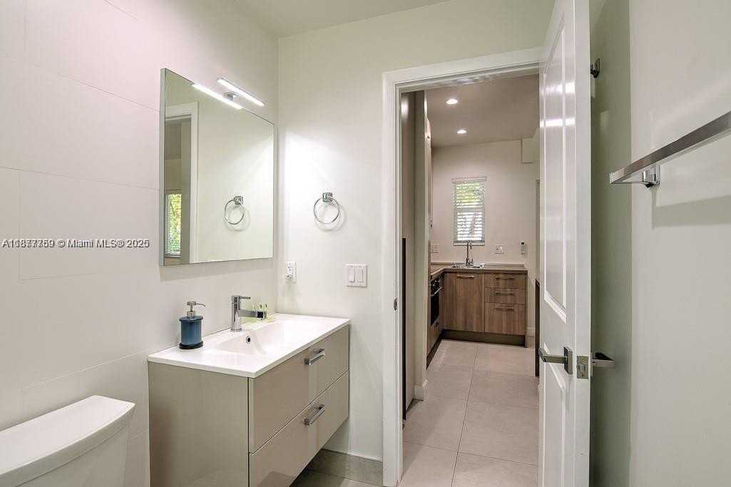 245 Ne 33rd St #105 - Photo 5 of 8