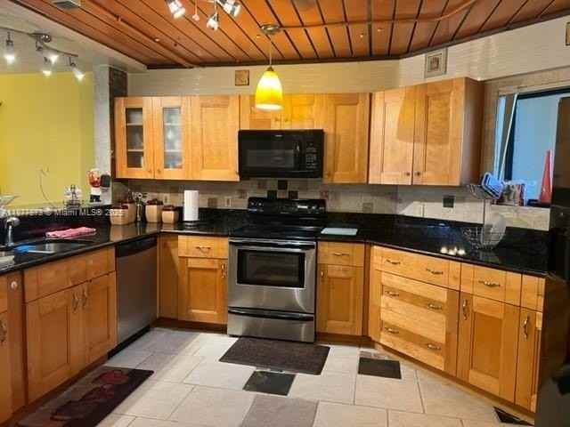 600 Uno Lago Dr #302 - Photo 2 of 11