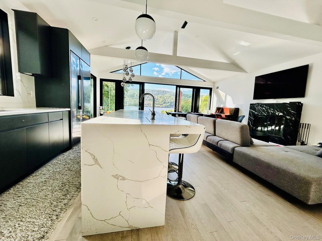 12 Hudson River Ln - Photo 3 of 20