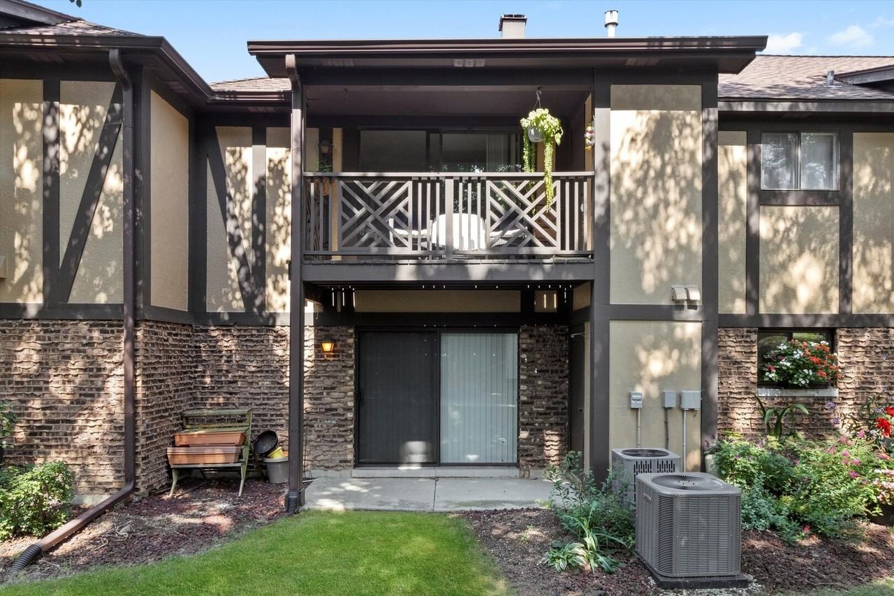 850 Sheldon Ct #D - Photo 3 of 31