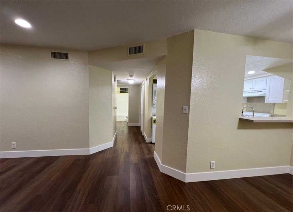 11808 Hamlin St - Photo 4 of 10