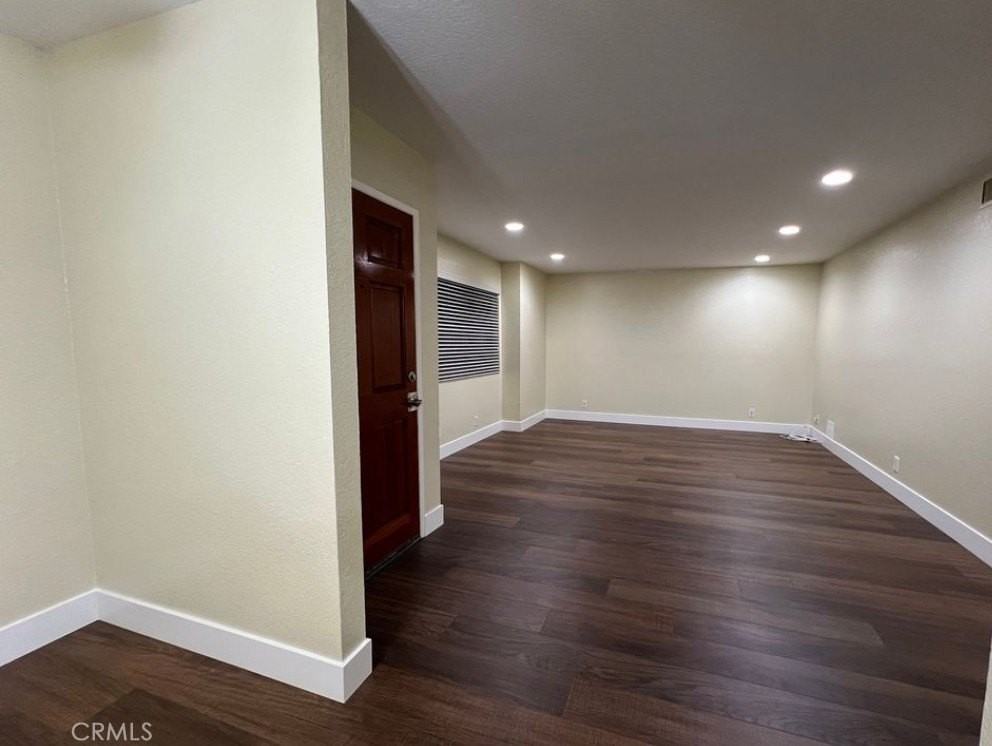 11808 Hamlin St - Photo 5 of 10