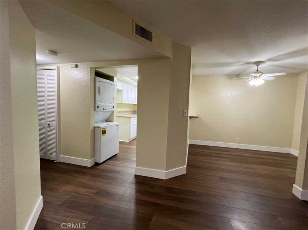 11808 Hamlin St - Photo 7 of 10