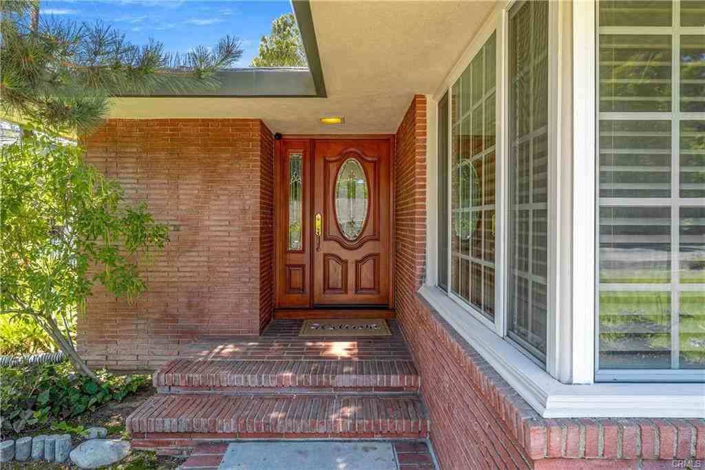 591 Busch Pl - Photo 7 of 8