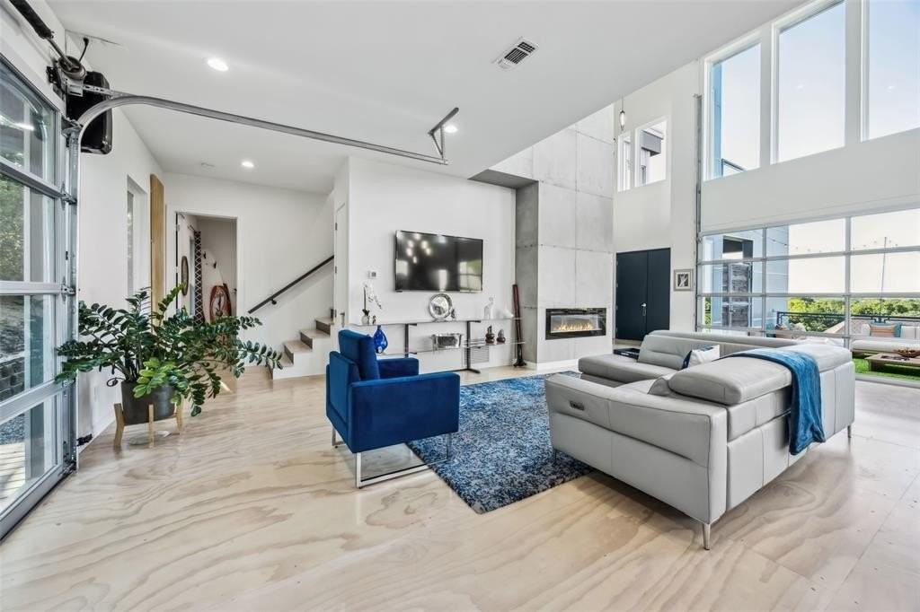 508 Holly Ct - Photo 6 of 40