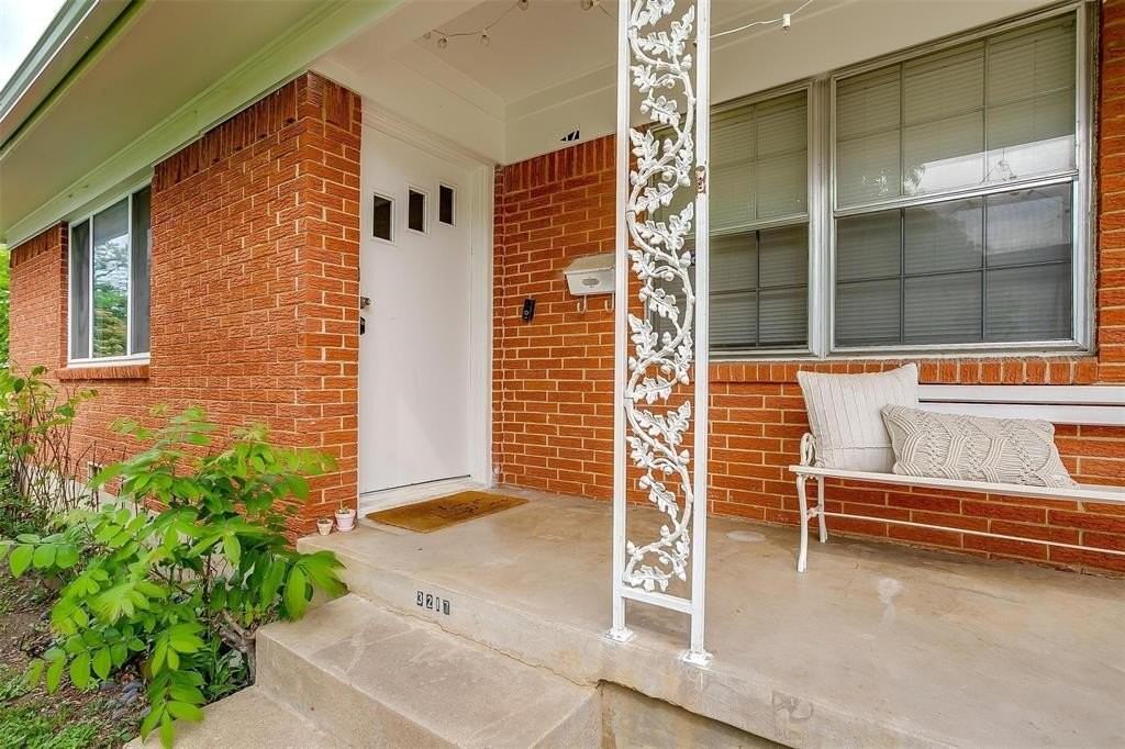 3217 Lubbock Ave - Photo 3 of 38