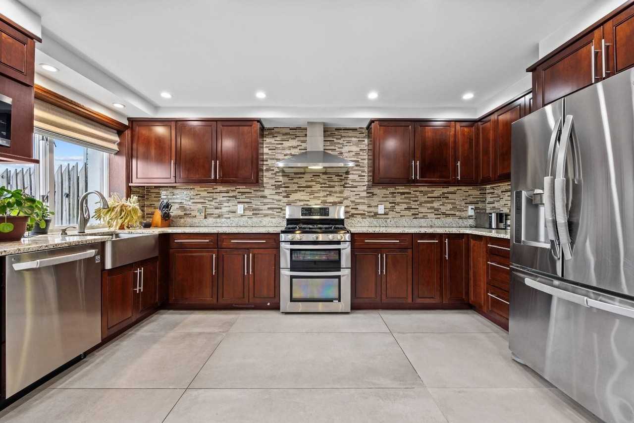 84 Gotham Avenue - Photo 4 of 17