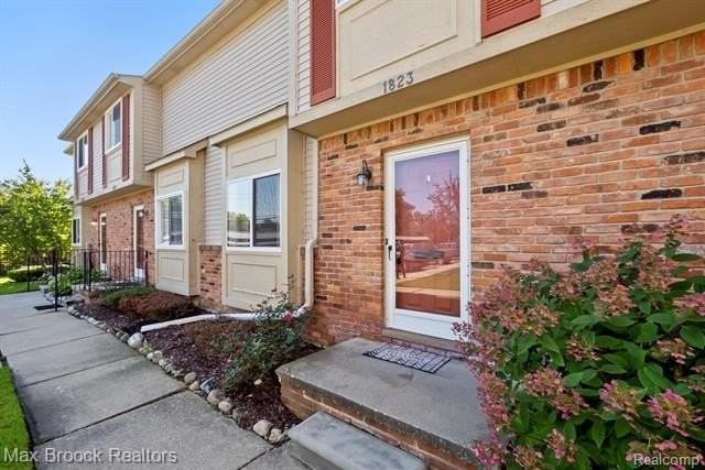 1823 Torquay Avenue - Photo 3 of 34