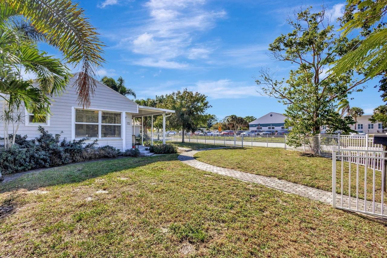 736 Rockland Dr - Photo 4 of 50