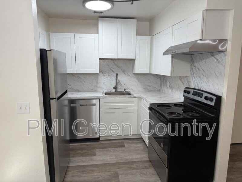 4704 S Darlington Ave #D6 - Photo 6 of 9