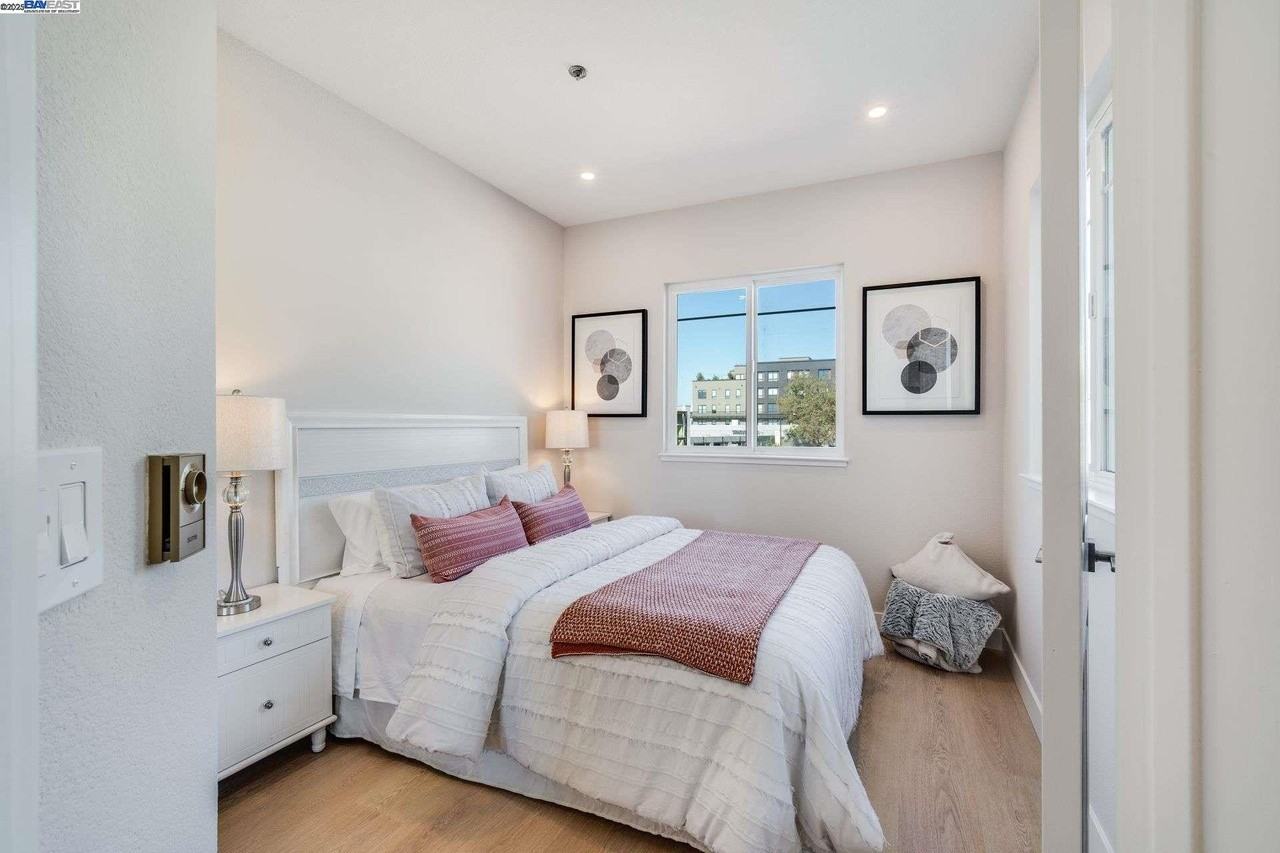 2615 Telegraph Ave - Photo 2 of 11