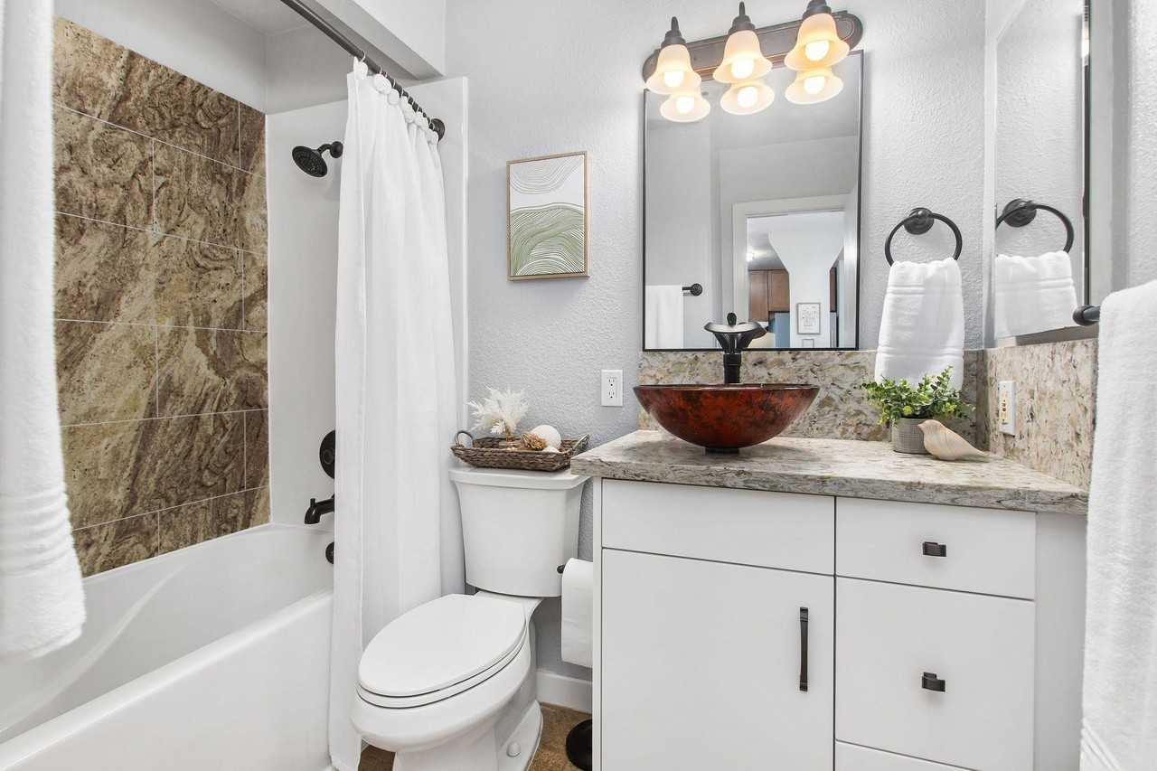 1645 Emerald St - Photo 3 of 12