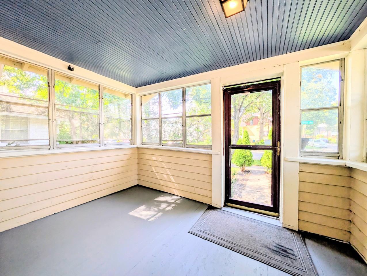 880 19th Ave Se - Photo 3 of 14