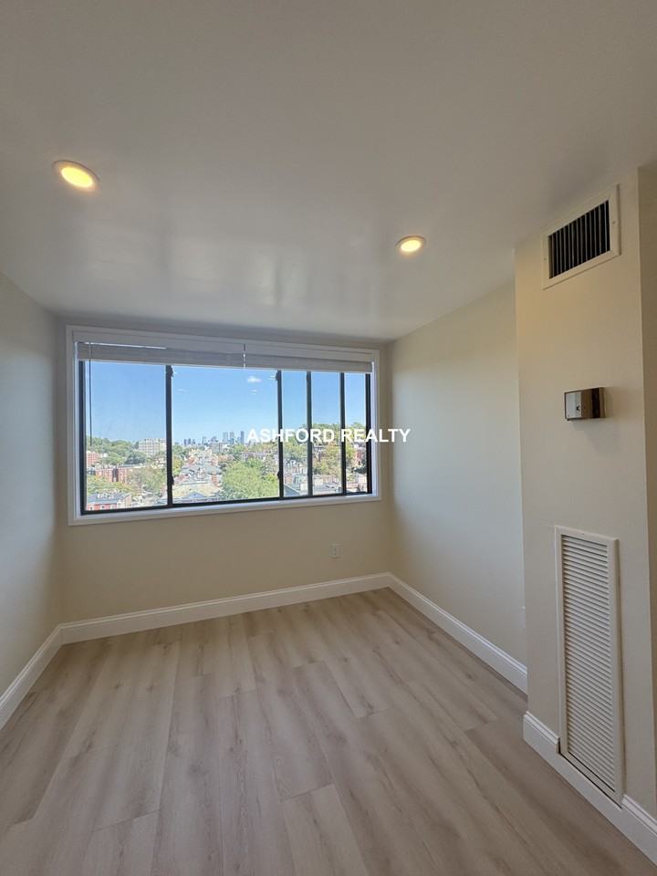 Beacon St #1413 - Photo 4 of 11