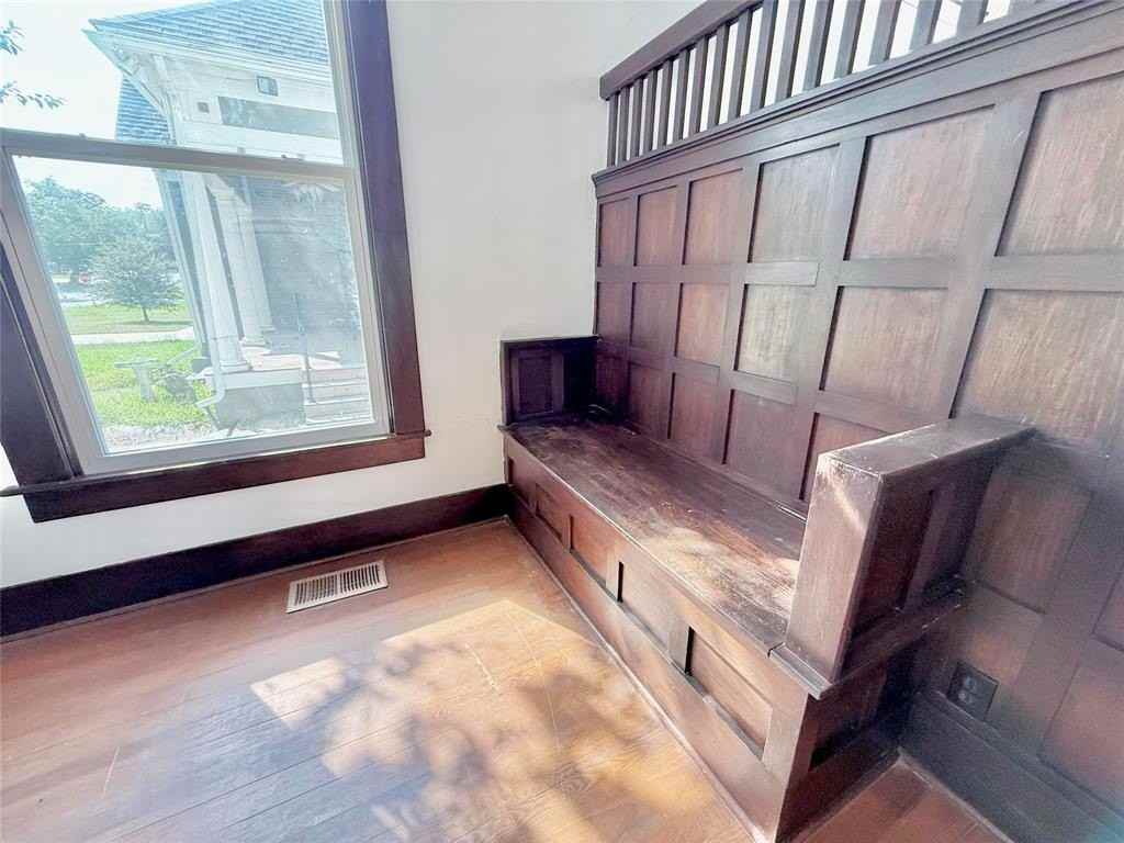 517 W Hull St - Photo 4 of 33