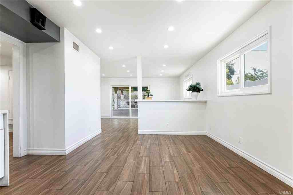 27964 Carvel Dr - Photo 2 of 8