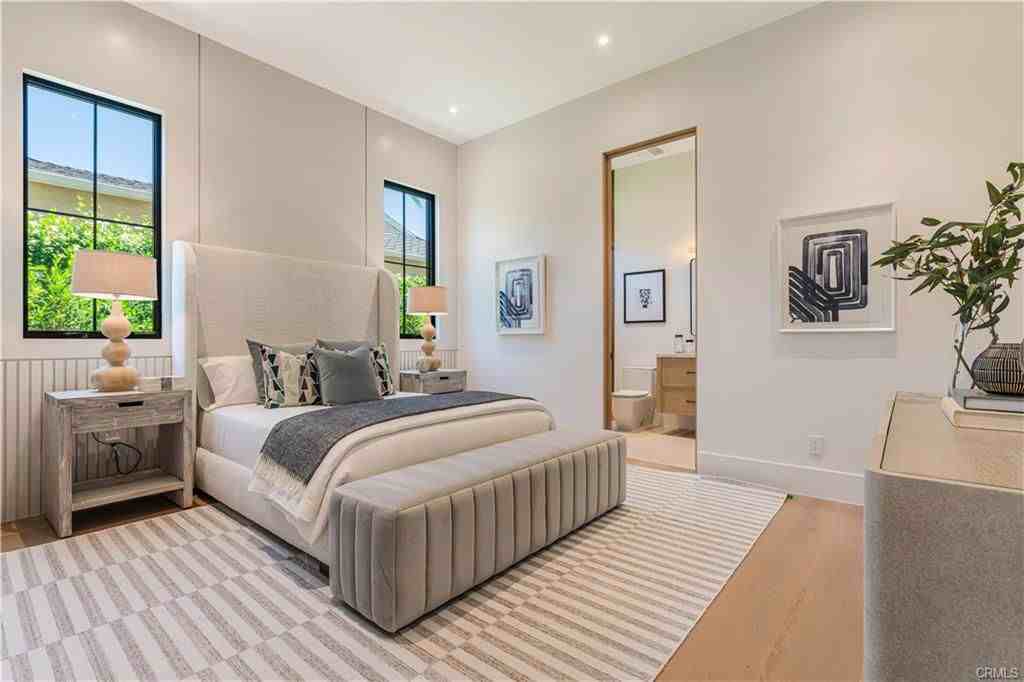 16711 Moorpark St - Photo 3 of 8