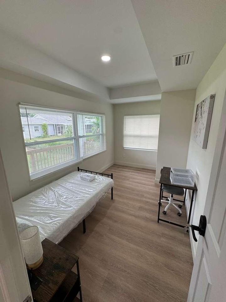 North Oak Avenue - Photo 7 of 8