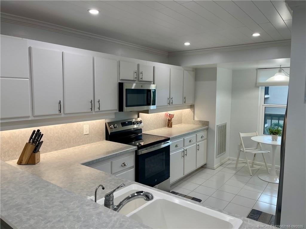 2491 Ne Ocean Blvd Apt 302 #302 - Photo 4 of 35