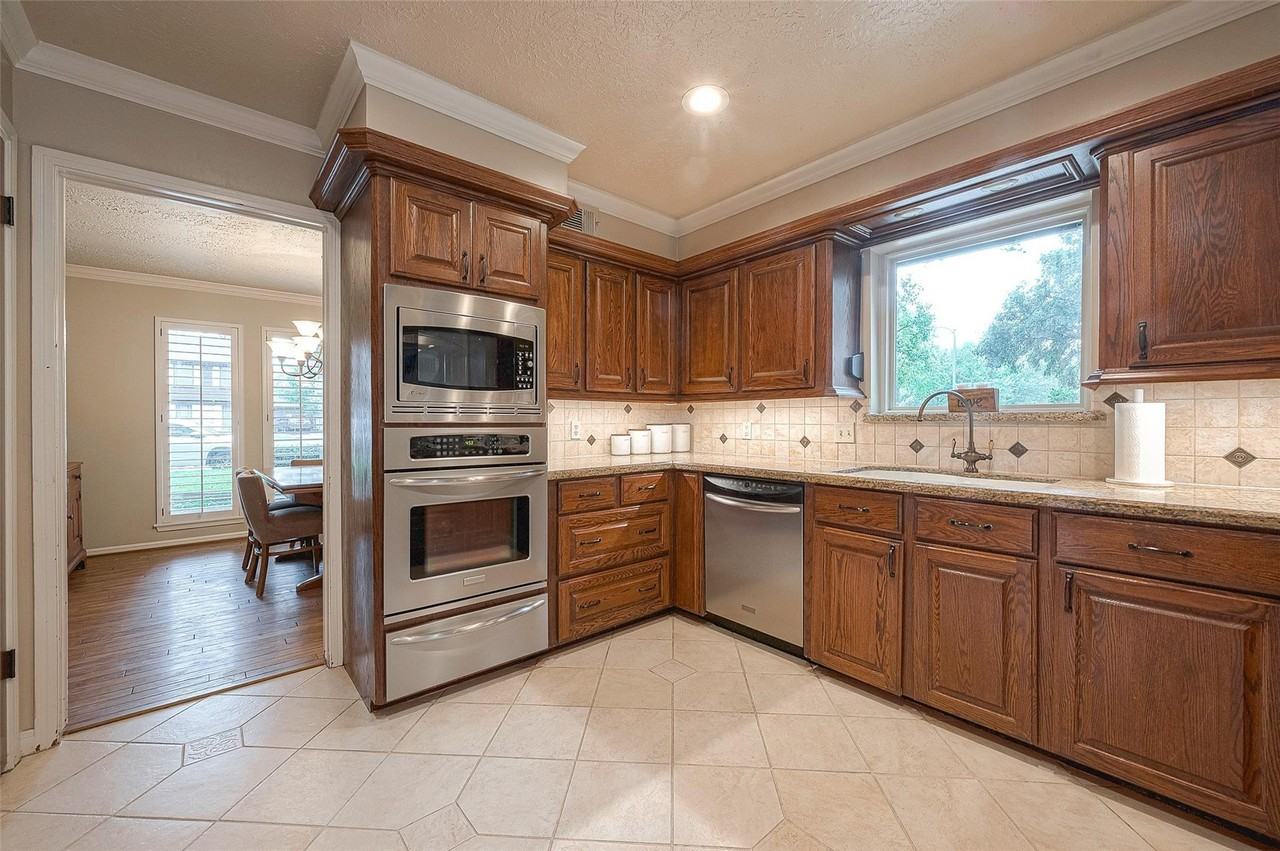 8114 Fernbrook Ln - Photo 4 of 15