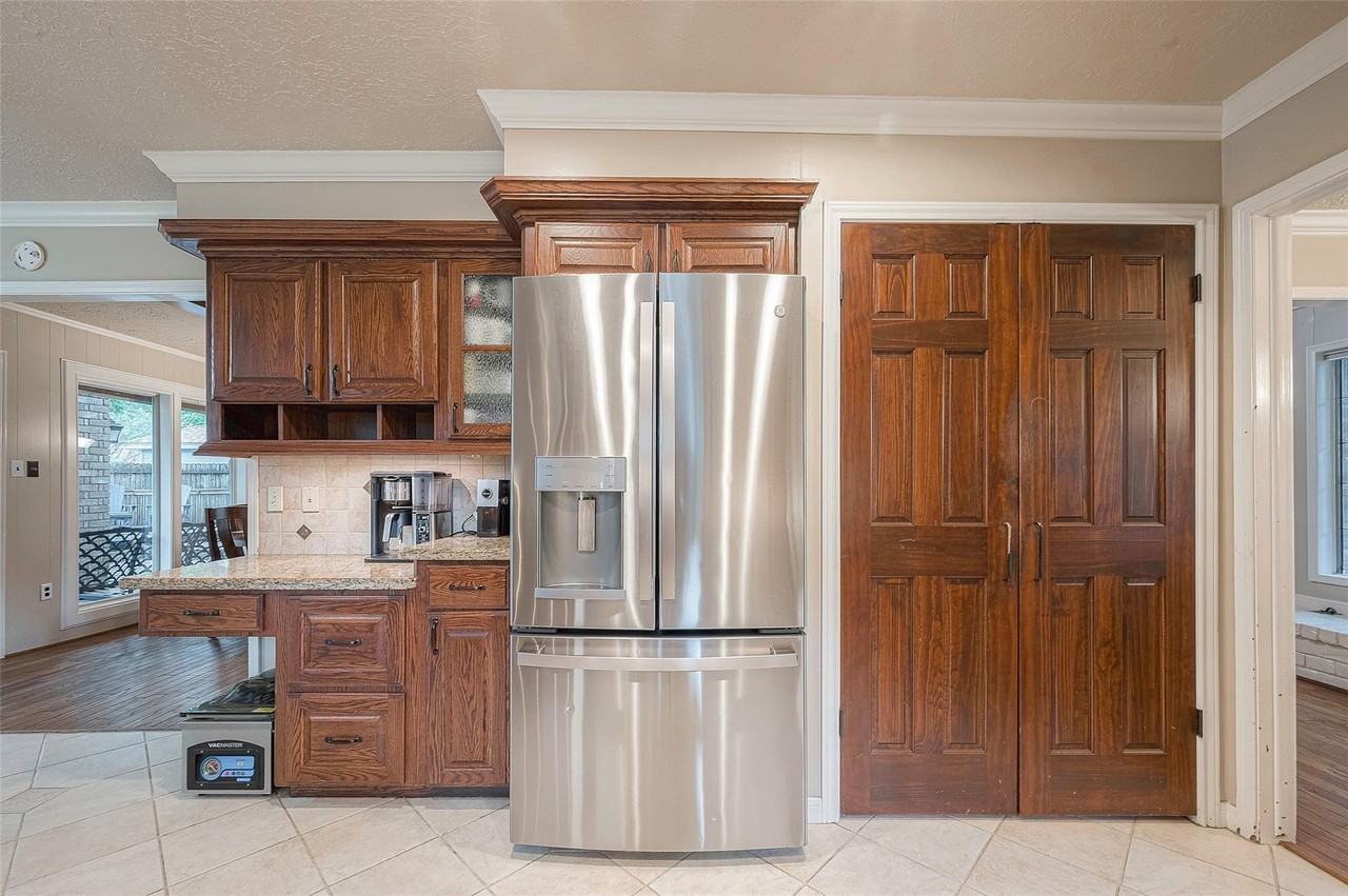 8114 Fernbrook Ln - Photo 5 of 15